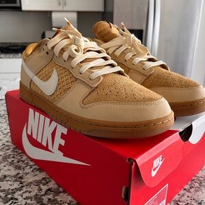 NIKE DUNK LOW RETRO
WHEAT/COCONUT MILK-SESAME
BR 44